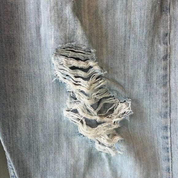 Wrangler Relaxed Fit Jeans Men’s Size 36x30 Blue Light Wash Distressed Denim - Picture 3 of 10